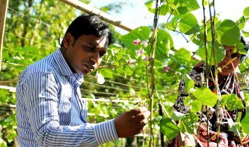 An Agriculture Expert Providing Advice To A Woman Entrepreneur In Her Farm Scaled